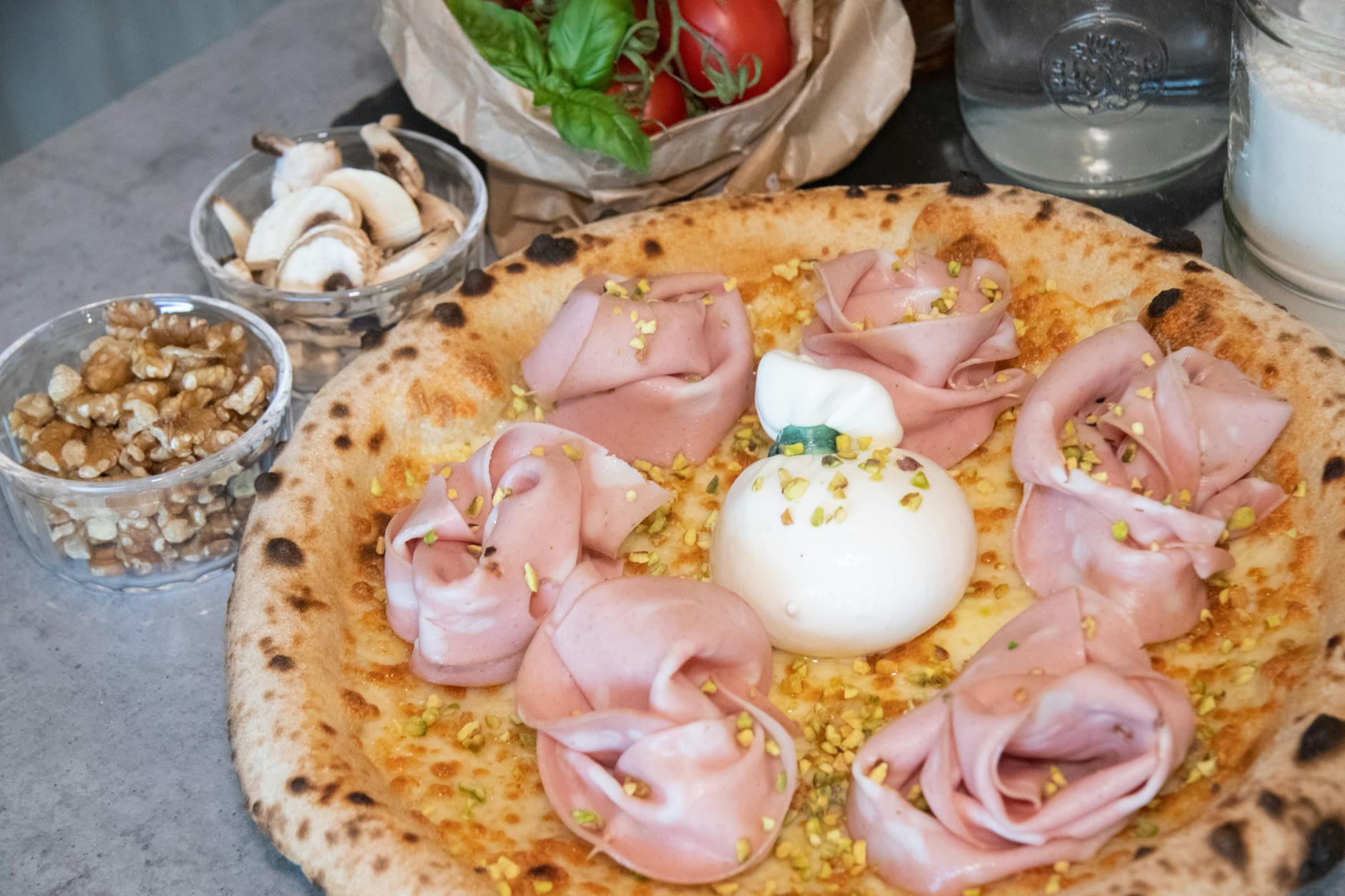 Pizza gourmet z mortadelą, burratą i posypką z pistacji