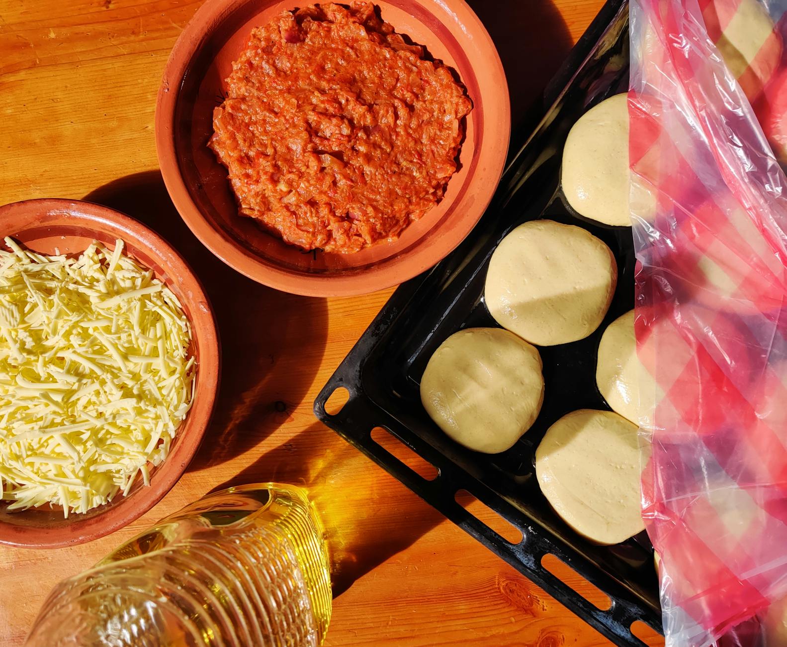 Składniki na pizzę z kulką ciasta na drewnianym blacie