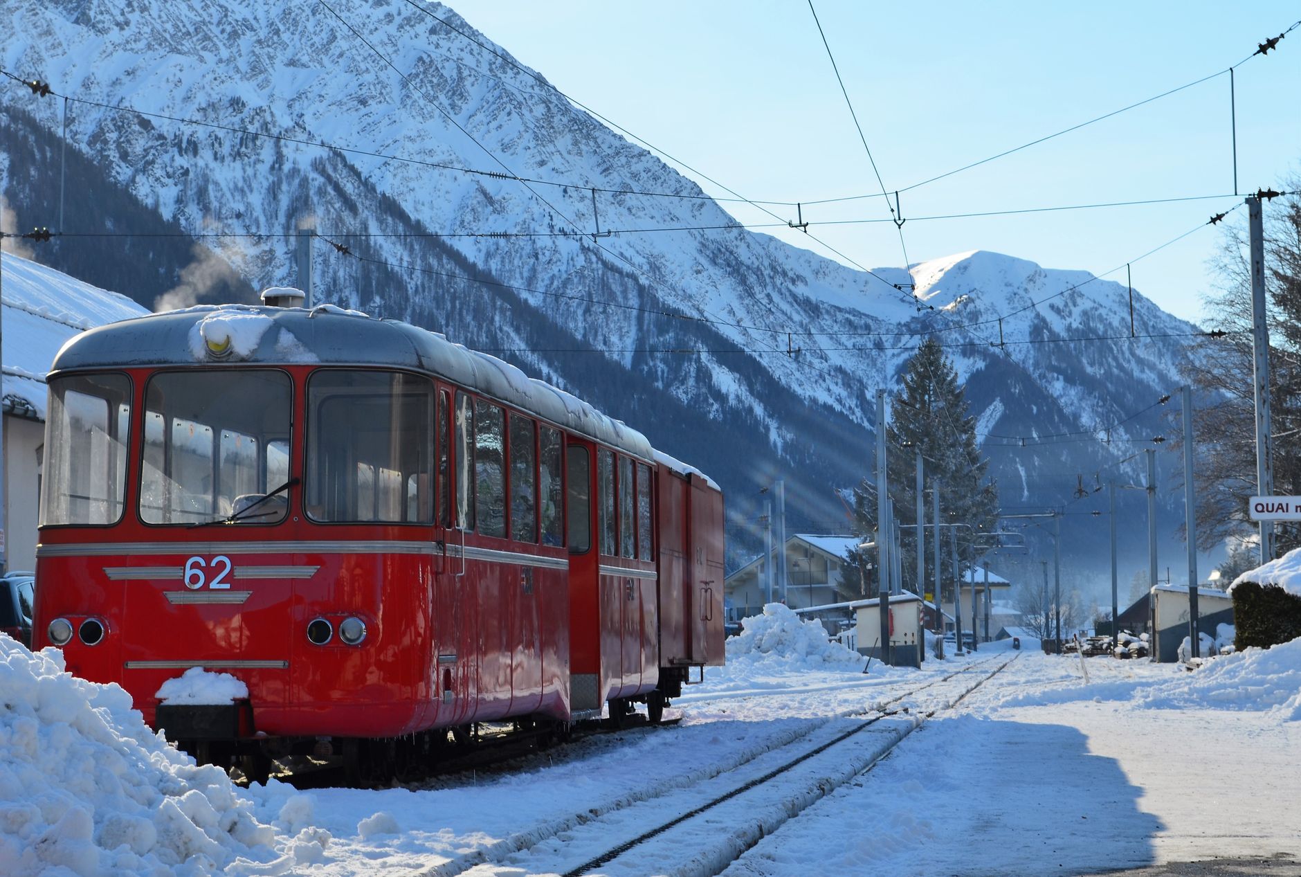Alpy na pierwszy raz: jak zaplanować tygodniową trasę pociągiem przez Szwajcarię, Włochy i Austrię Czerwony pociąg w ośnieżonych Alpach w okolicach Chamonix-Mont-Blanc
